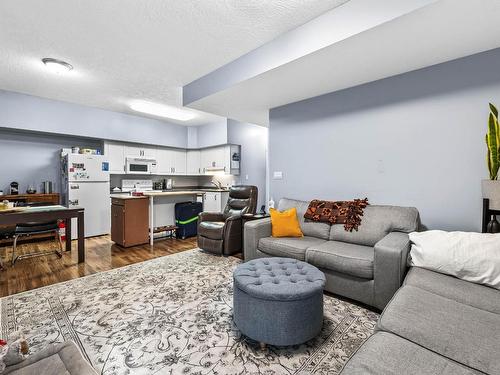 2753 Grandview Hts, Merritt, BC - Indoor Photo Showing Living Room