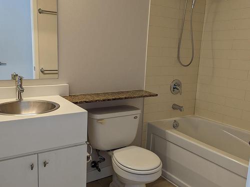 2208-3 Navy Wharf Crt, Toronto, ON - Indoor Photo Showing Bathroom