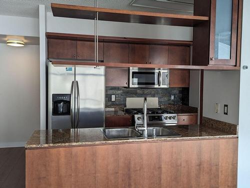 2208-3 Navy Wharf Crt, Toronto, ON - Indoor Photo Showing Kitchen With Double Sink