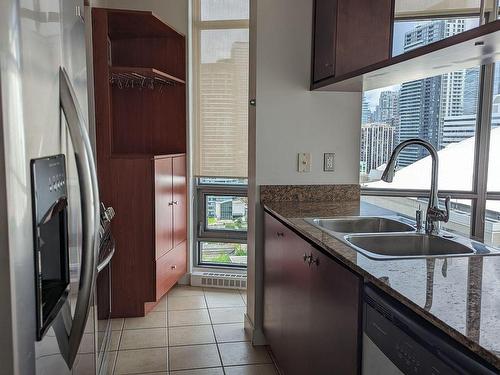 2208-3 Navy Wharf Crt, Toronto, ON - Indoor Photo Showing Kitchen With Double Sink