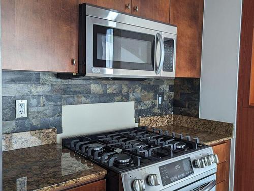 2208-3 Navy Wharf Crt, Toronto, ON - Indoor Photo Showing Kitchen