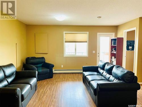 212 825 Gladstone Street E, Swift Current, SK - Indoor Photo Showing Living Room