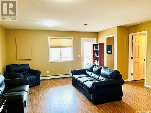 212 825 Gladstone Street E, Swift Current, SK - Indoor Photo Showing Living Room