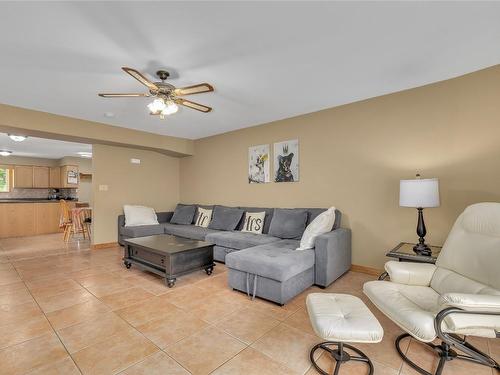 112 Round Lake Road, Princeton, BC - Indoor Photo Showing Living Room