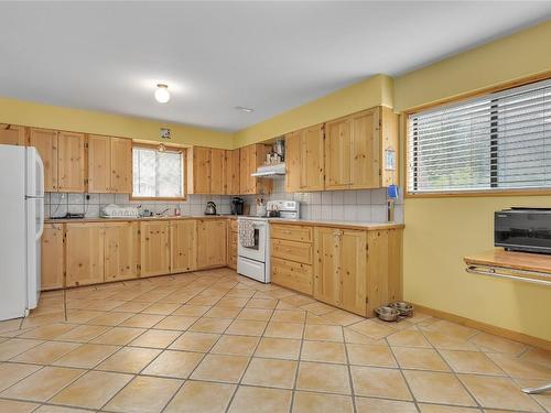 112 Round Lake Road, Princeton, BC - Indoor Photo Showing Kitchen