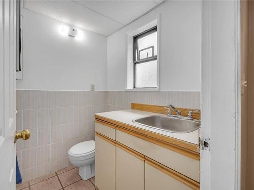 112 Round Lake Road, Princeton, BC - Indoor Photo Showing Bathroom