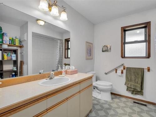 112 Round Lake Road, Princeton, BC - Indoor Photo Showing Bathroom