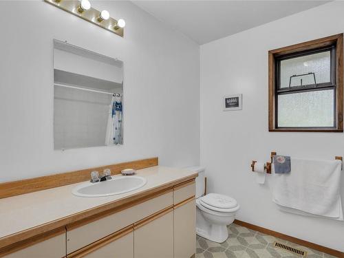 112 Round Lake Road, Princeton, BC - Indoor Photo Showing Bathroom