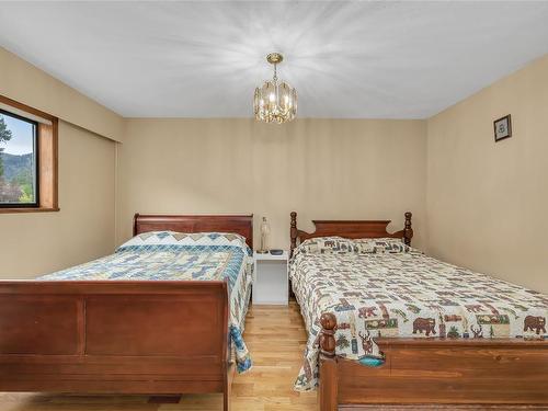 112 Round Lake Road, Princeton, BC - Indoor Photo Showing Bedroom