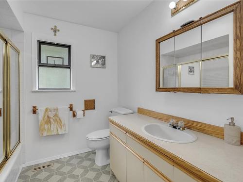 112 Round Lake Road, Princeton, BC - Indoor Photo Showing Bathroom