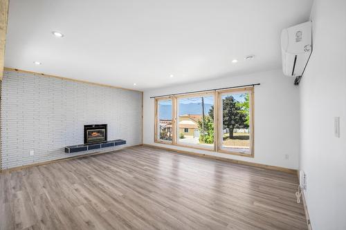 132 14Th Avenue N, Creston, BC - Indoor Photo Showing Living Room With Fireplace