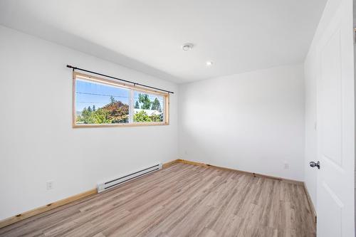 132 14Th Avenue N, Creston, BC - Indoor Photo Showing Other Room