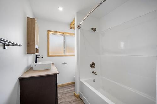 132 14Th Avenue N, Creston, BC - Indoor Photo Showing Bathroom