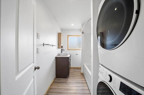 132 14Th Avenue N, Creston, BC - Indoor Photo Showing Laundry Room