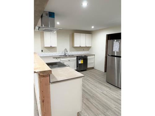 132 14Th Avenue N, Creston, BC - Indoor Photo Showing Kitchen