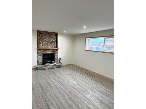 132 14Th Avenue N, Creston, BC - Indoor With Fireplace