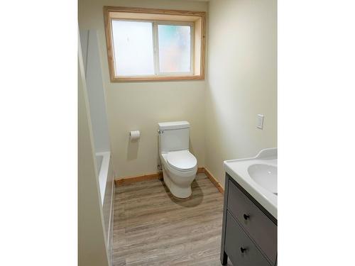 132 14Th Avenue N, Creston, BC - Indoor Photo Showing Bathroom