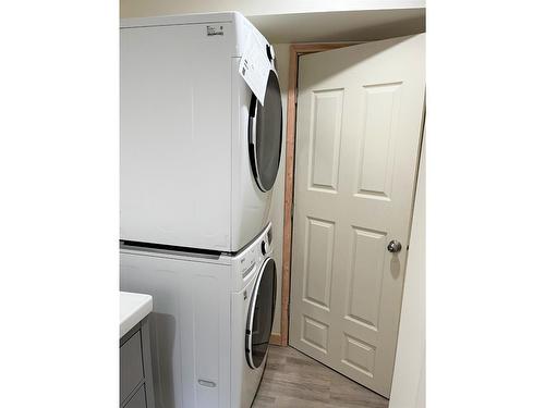 132 14Th Avenue N, Creston, BC - Indoor Photo Showing Laundry Room