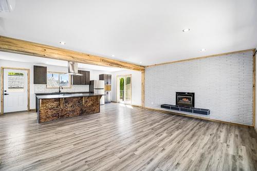 132 14Th Avenue N, Creston, BC - Indoor With Fireplace