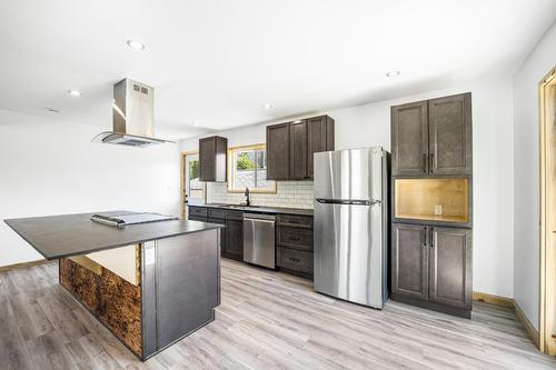 132 14Th Avenue N, Creston, BC - Indoor Photo Showing Kitchen