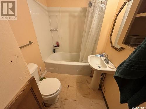 305 Cruise Street, Saskatoon, SK - Indoor Photo Showing Bathroom