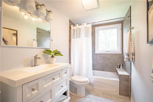 106 Simcoe Street E, Hamilton, ON - Indoor Photo Showing Bathroom