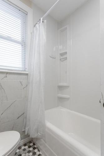 77 Barons Avenue S, Hamilton, ON - Indoor Photo Showing Bathroom