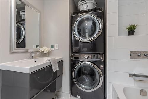 1041 Plains View Avenue, Burlington, ON - Indoor Photo Showing Laundry Room