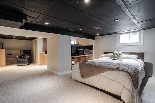 1041 Plains View Avenue, Burlington, ON - Indoor Photo Showing Bedroom