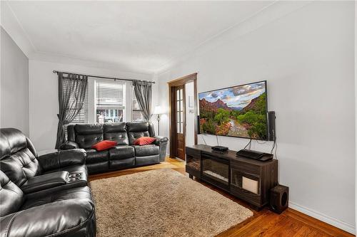 54 Spadina Avenue, Hamilton, ON - Indoor Photo Showing Living Room