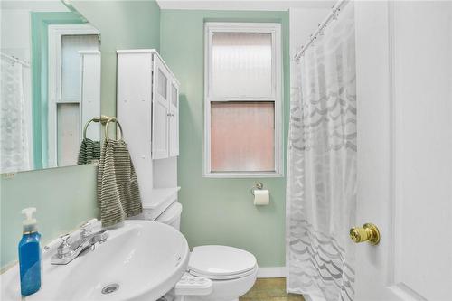 54 Spadina Avenue, Hamilton, ON - Indoor Photo Showing Bathroom