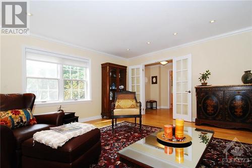 15 Bedford Crescent, Ottawa, ON - Indoor Photo Showing Living Room