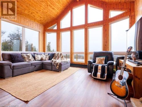 157 Zorra Drive, Tobermory, ON - Indoor Photo Showing Living Room