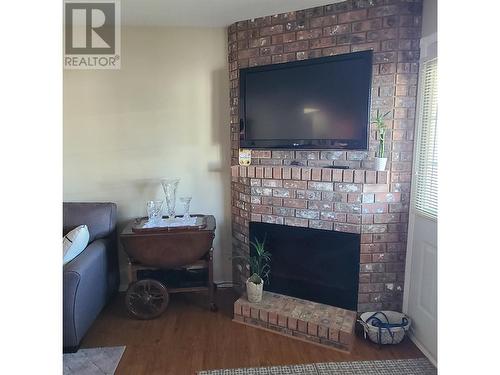 11110 Quinpool Road Unit# 12, Summerland, BC - Indoor Photo Showing Living Room With Fireplace