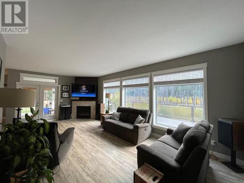 2910 Christian Valley Road, Westbridge, BC - Indoor Photo Showing Living Room With Fireplace