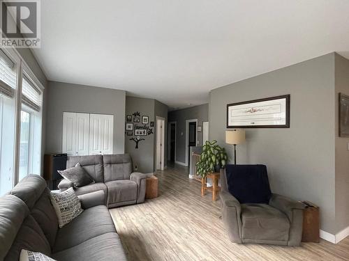 2910 Christian Valley Road, Westbridge, BC - Indoor Photo Showing Living Room