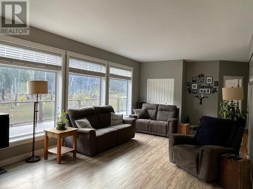 2910 Christian Valley Road, Westbridge, BC - Indoor Photo Showing Living Room