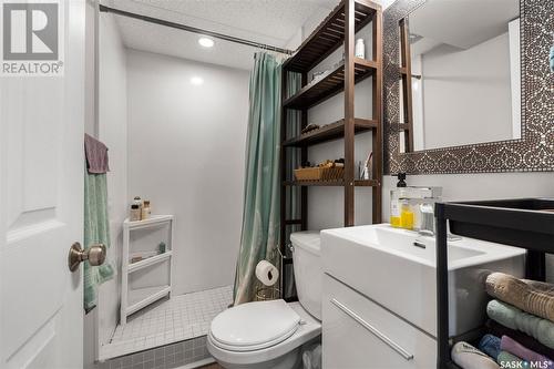 302 113Th Street W, Saskatoon, SK - Indoor Photo Showing Bathroom