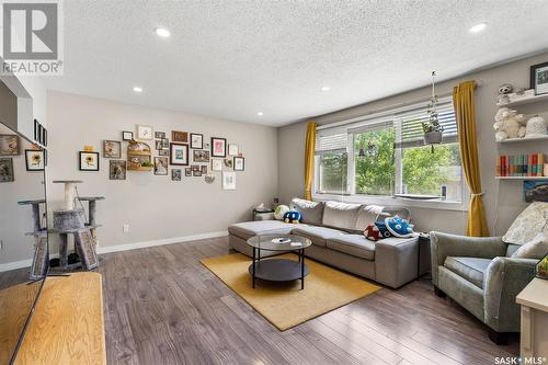 302 113Th Street W, Saskatoon, SK - Indoor Photo Showing Living Room