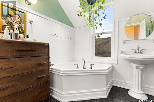 2056 King Street, Regina, SK - Indoor Photo Showing Bathroom