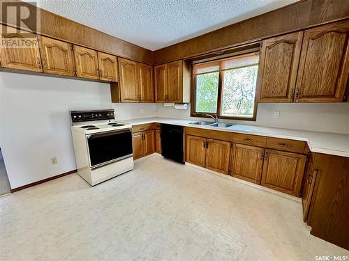 81 Mossfield Place, Yorkton, SK - Indoor Photo Showing Kitchen With Double Sink