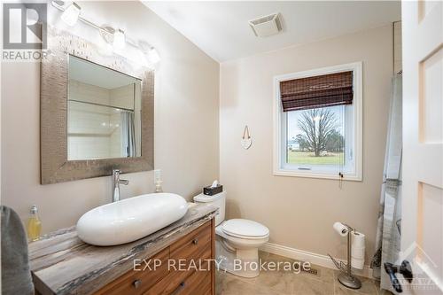 2511 Principale Street, Alfred And Plantagenet, ON - Indoor Photo Showing Bathroom