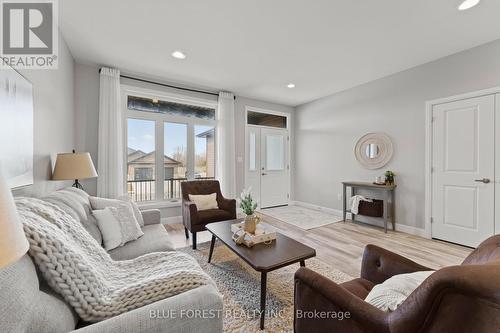 14 Vida Street, Chatham-Kent, ON - Indoor Photo Showing Living Room