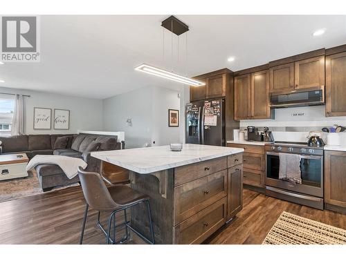 3110 6 Avenue Se, Salmon Arm, BC - Indoor Photo Showing Kitchen