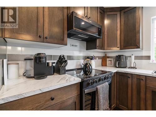 3110 6 Avenue Se, Salmon Arm, BC - Indoor Photo Showing Kitchen