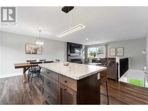 3110 6 Avenue Se, Salmon Arm, BC - Indoor Photo Showing Kitchen