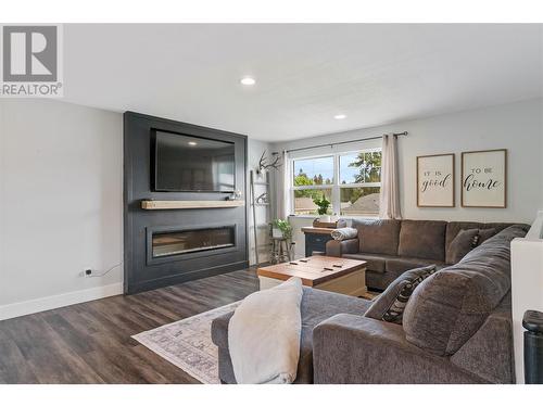 3110 6 Avenue Se, Salmon Arm, BC - Indoor Photo Showing Living Room With Fireplace