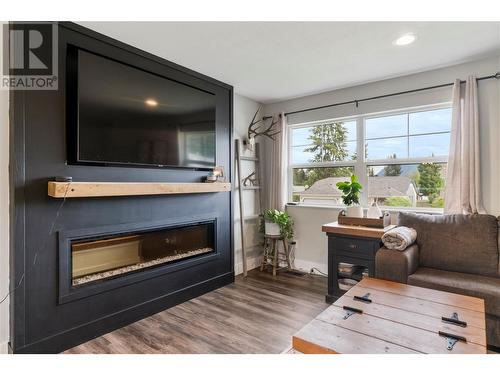 3110 6 Avenue Se, Salmon Arm, BC - Indoor Photo Showing Living Room With Fireplace