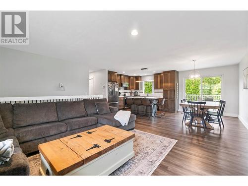 3110 6 Avenue Se, Salmon Arm, BC - Indoor Photo Showing Living Room