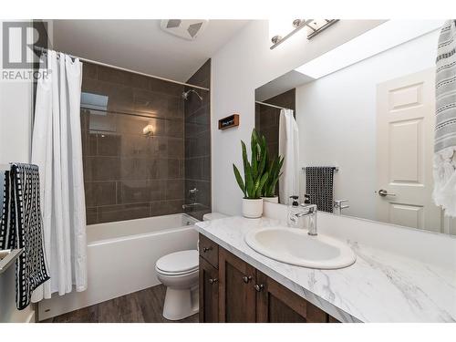 3110 6 Avenue Se, Salmon Arm, BC - Indoor Photo Showing Bathroom